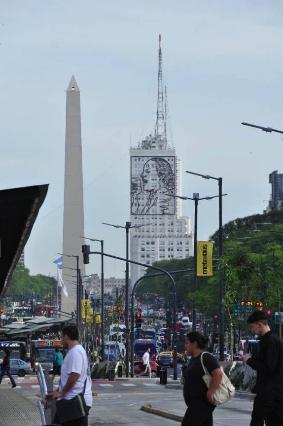 O Obelisco e o rosto de Evita, em Buenos Aires, capital da Argentina